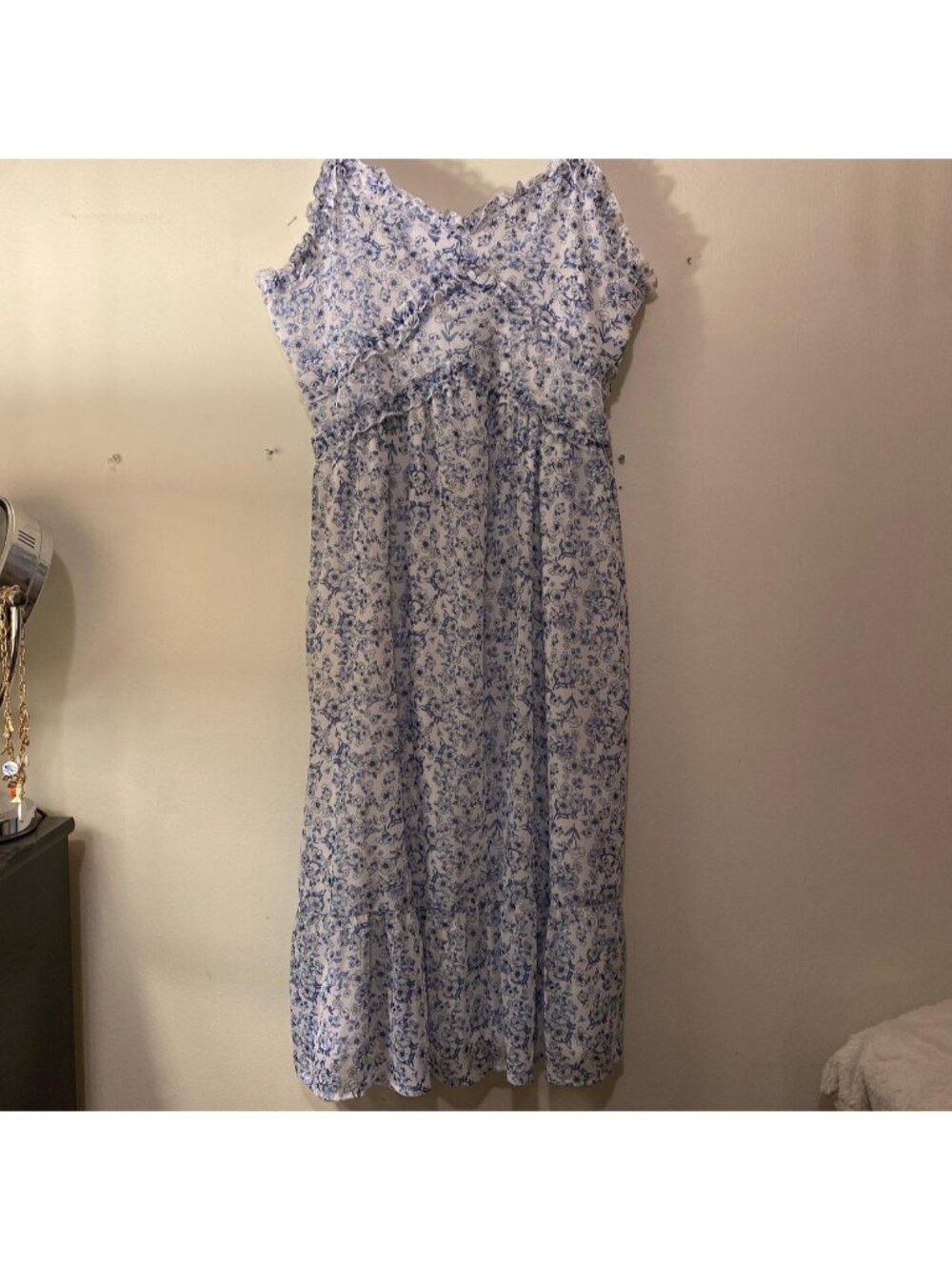 Blue and white floral print dress with ruffled details (Mama mia core tbh)